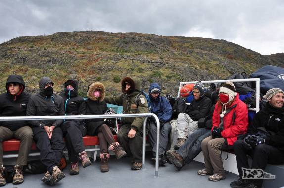 Frio e vento no teto do barco que faz a travessia do lago Pehoe, no parque Torres del Paine, no sul do Chile